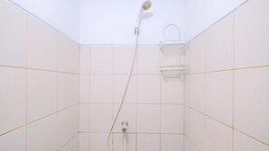 Studio | Kamar mandi | Shower dan handuk