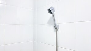 Apartemen | Kamar mandi | Shower dan handuk