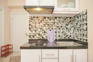 Private kitchen - Cozy 2Br Green Pramuka City Apartment Near Shopping Mall (Jakarta)