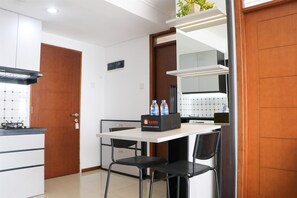 Apartamento | Cocina privada | Frigorífico grande y placa de cocina