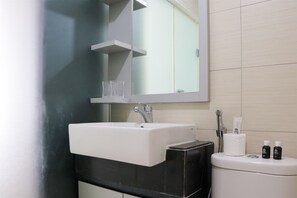 Apartment | Bathroom | Shower, towels