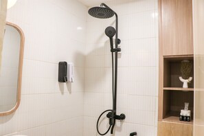 Departamento | Baño | Regadera y toallas 