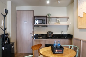 Apartamento | Cozinha privada | Geladeira grande, cooktop