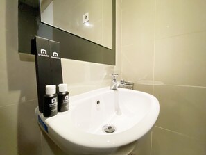 Studio | Kamar mandi | Shower dan handuk