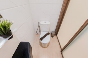 Studio | Bathroom | Shower, towels