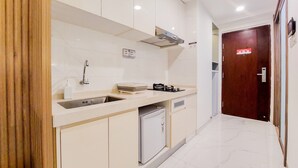 Una cocina moderna con lavavajillas integrado, un fregadero y una estufa.