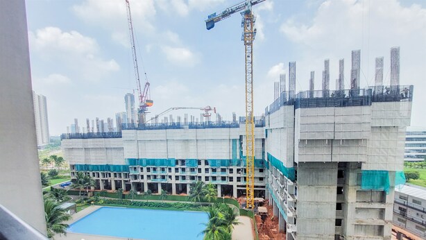 Una obra en construcción con grúas y estructuras a medio construir.