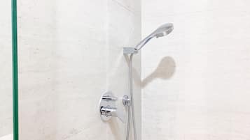 Studio | Bathroom | Shower, towels