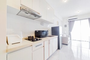 Apartamento | Cocina privada | Frigorífico grande y placa de cocina