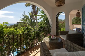 Terrace/patio - Son Bou, villa 8 pax, swimming ool with children’s section, A/C, sea views (Son Bou)