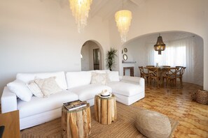 TV, DVD player - Son Bou, villa 8 pax, swimming ool with children’s section, A/C, sea views (Son Bou)