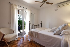 5 bedrooms, iron/ironing board, free WiFi, bed sheets