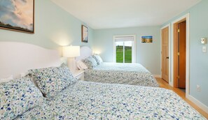 2 bedrooms, iron/ironing board, WiFi, bed sheets - Sugarloaf Condo G4 (Cedar)