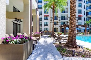 A heated pool - Contemporary 1/1 King APT | Saltwater Heated Pool (Tampa)