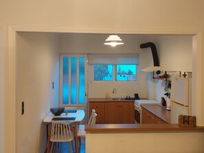 Kjøleskap, ovn, kokeplater og kaffetrakter/tekoker