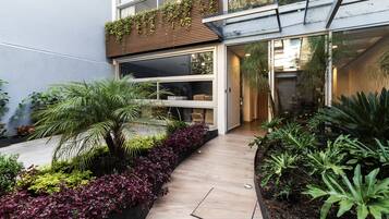 Vista frontal de la propiedad