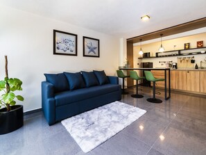 Standard Apartment | Ruang tamu | 40 cm televisyen plasma dengan kabel 