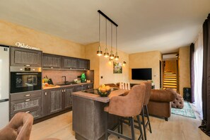 Fridge, oven, stovetop, dishwasher