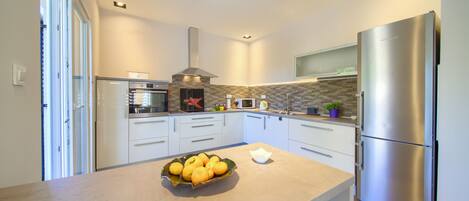 冰箱、微波炉、烤箱、炉灶