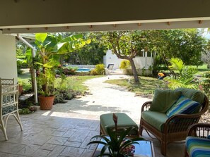 Terrace/patio - Lovely 3 bedroom villa in beautifully landscaped gardens-2 minutes walk to beach (Bel Air)