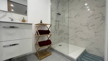 SĂšche-cheveux, serviettes fournies, papier toilette