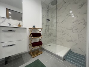 Hair dryer, towels, toilet paper - Proche Paris & Disney (Pontcarré)