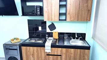 Fridge, cookware/dishes/utensils