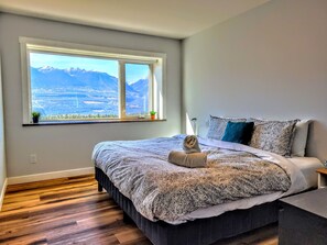 4 bedrooms, iron/ironing board, internet, bed sheets - Stay Golden - Monashee House (Golden)
