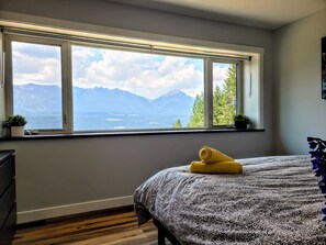 8 bedrooms, iron/ironing board, internet, bed sheets - Stay Golden - sleeps 20. Bugaboo (Golden)