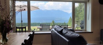 Stay Golden - sleeps 20. Bugaboo