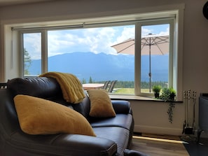 Fernseher, Kamin, Stereoanlage