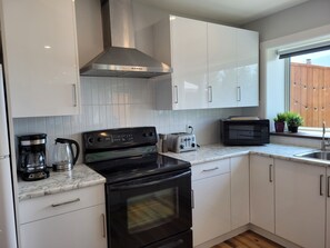 Geladeira, micro-ondas, fogão, cooktop