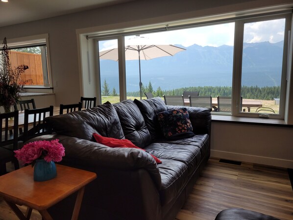 TV, fireplace, stereo