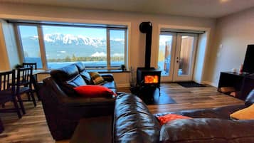 TV, fireplace, stereo