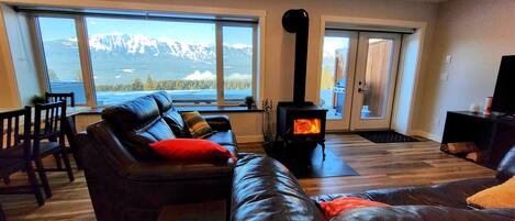 Televisión, chimenea, estéreo