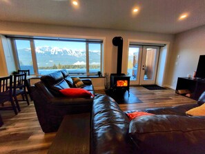 TV, fireplace, stereo - Stay Golden - Bugaboo House (Golden)