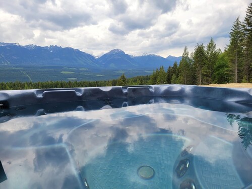 Stay Golden - sleeps 30, hot tubs, mountain views