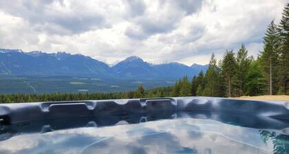 Stay Golden - sleeps 30, hot tubs, mountain views