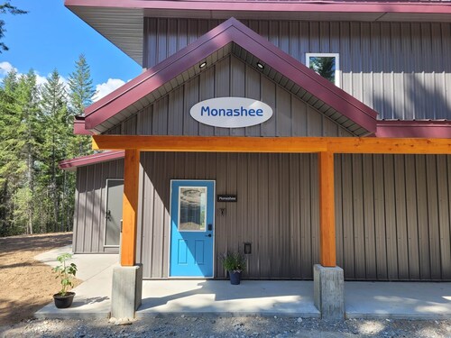 Stay Golden - sleeps 30, hot tubs, mountain views