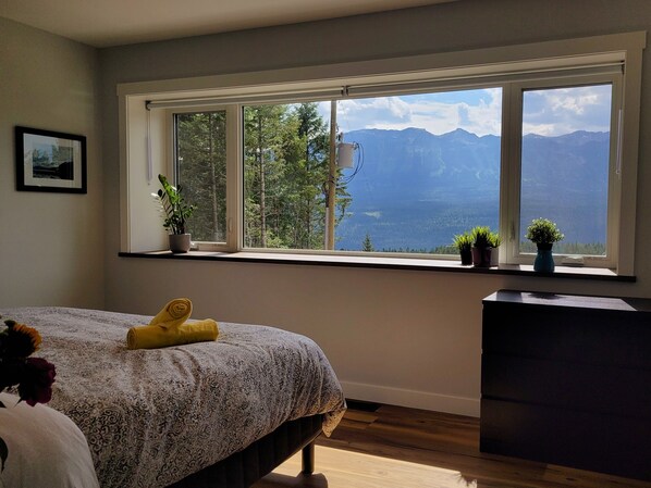 8 bedrooms, iron/ironing board, internet, bed sheets