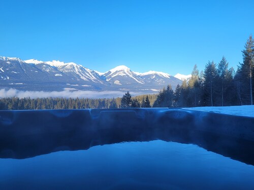 Stay Golden - sleeps 20. Monashee