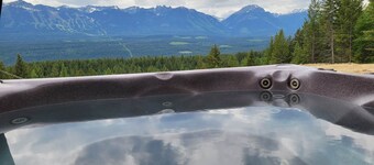 Stay Golden - sleeps 20. Monashee