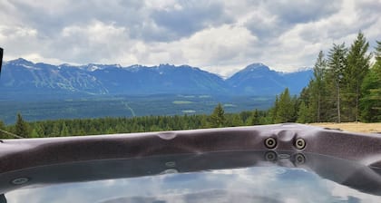 Stay Golden - sleeps 20. Monashee