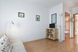 TV - Lightly, central and quiet apartment (Barcelona)