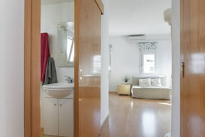 A modern bathroom with a sink, mirror, and towel rack. - Lightly, central and quiet apartment (Barcelona)