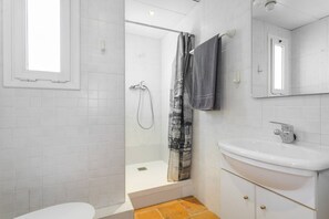 Douche, sèche-cheveux, serviettes fournies, papier toilette