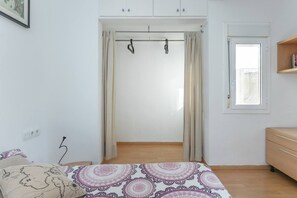 Iron/ironing board, free WiFi, bed sheets - Lightly, central and quiet apartment (Barcelona)