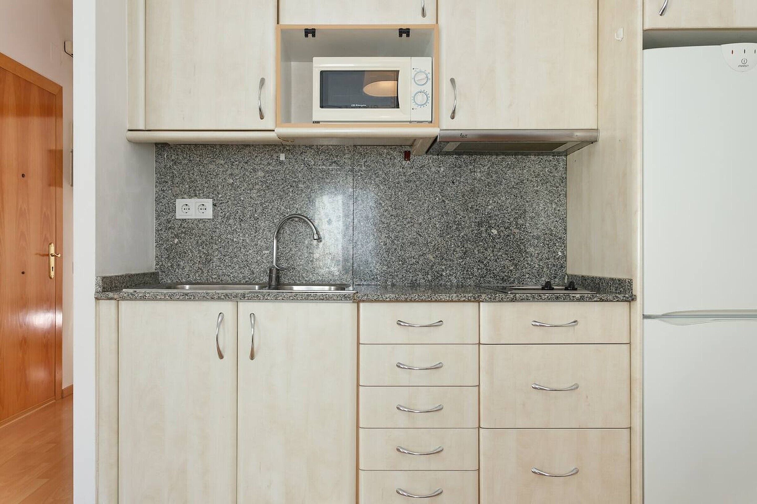 冰箱、微波炉、茶具/咖啡用具、电热水壶