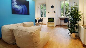 Smart TV, fireplace