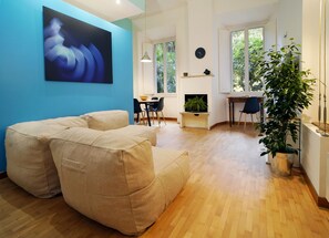Smart TV, fireplace